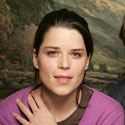 Neve Campbell biegt op